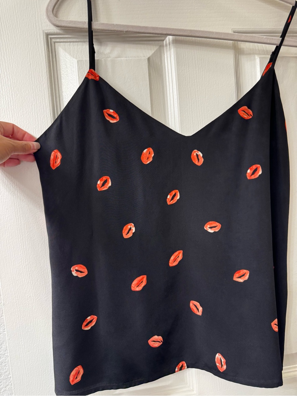 L'AGENCE Jane Camisole Black Silk Spaghetti-Strap Pink Lip Motif Sz SP - Picture 4 of 11